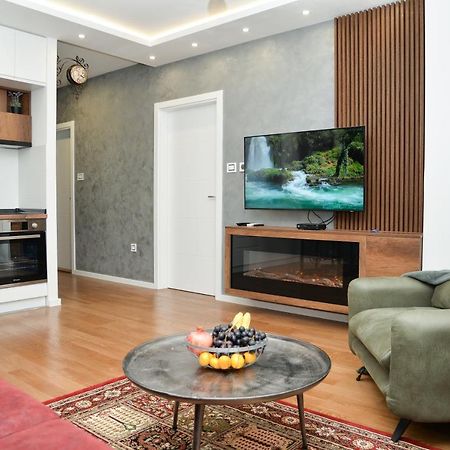 Mirror Apartment With Private Parking โนวีซาด ภายนอก รูปภาพ