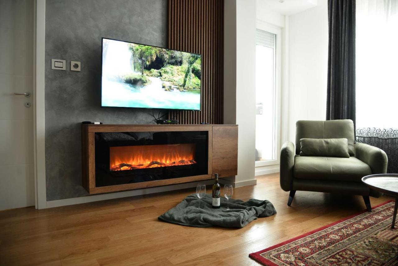 Mirror Apartment With Private Parking โนวีซาด ภายนอก รูปภาพ