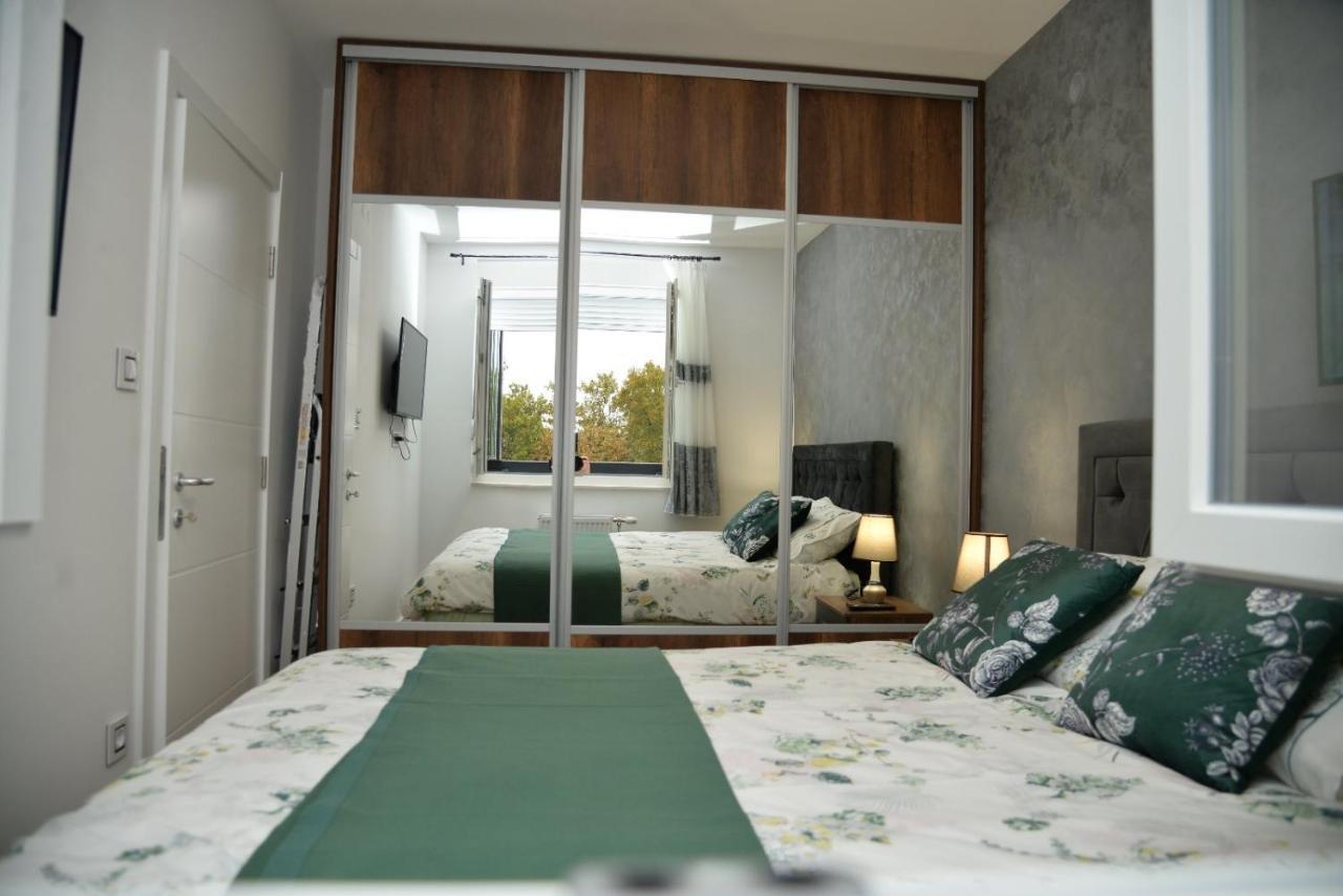 Mirror Apartment With Private Parking โนวีซาด ภายนอก รูปภาพ