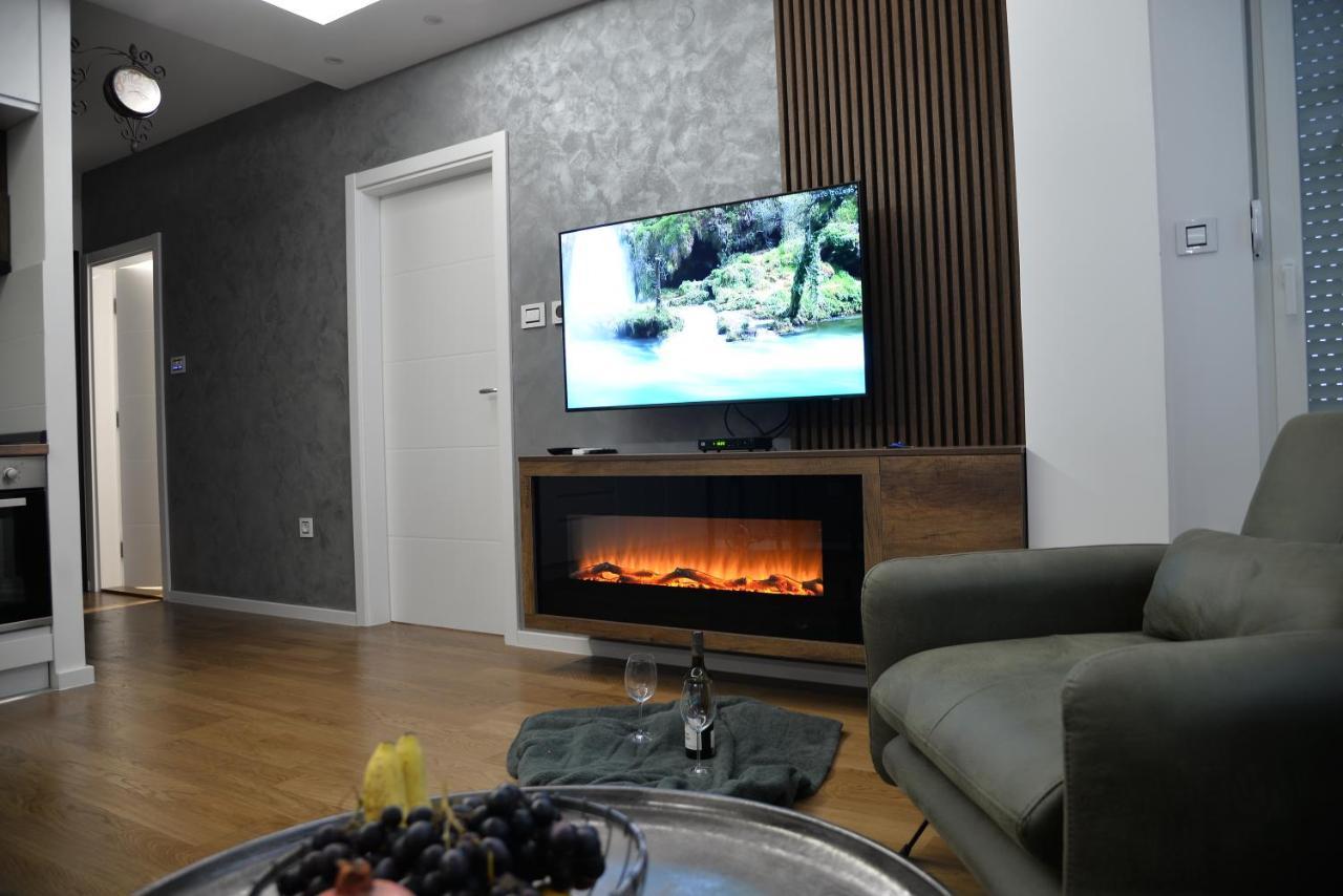 Mirror Apartment With Private Parking โนวีซาด ภายนอก รูปภาพ